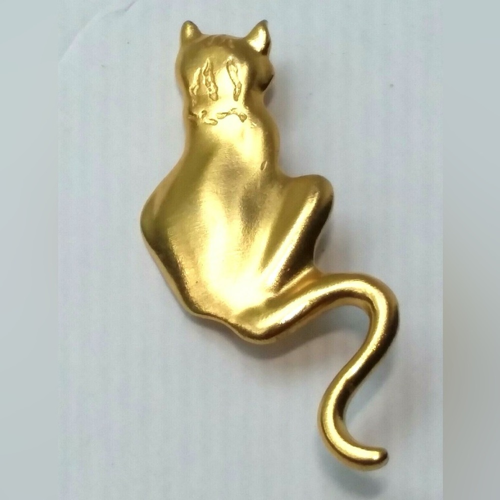 VMFA Signed Gold Tone CAT PIN 1988 VIRGINIA MUSEUM Satin Kitty Curly Tail 2.5"